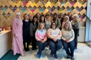 Les membres du Tiffany Circle prennent la pose pour une photo de groupe à la boutique Peace By Chocolate, située au bord de l’eau, à Halifax.