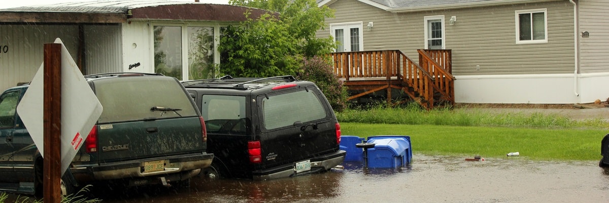 Deux véhicules dans une allée inondée