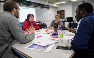 Des éducateurs participent à une session de formation à l'éducation humanitaire.