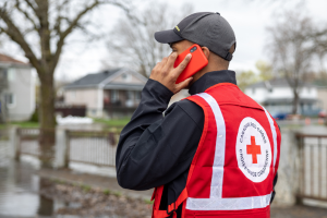 Un employé du CRC à Gatineau pendant les inondations en mai 2023.